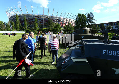 Varsavia, Polonia. 06 Luglio, 2017. Ministero della difesa contiene piquet con il polacco e forze armate USA. Cavallo Knight Rider visualizza formazione tradizionale mentre i bambini indagare sistemi d'arma a PGE Arena Nazionale. Credito: Madeleine Ratz/Alamy Live News Foto Stock