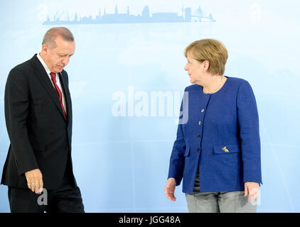 Amburgo, Germania. 06 Luglio, 2017. Il cancelliere tedesco Angela Merkel saluta il presidente della Turchia Recep Tayyip Erdogan, già prima del vertice del G20 in Hotel Atlantic di Amburgo, Germania, 06 luglio 2017. Il Vertice del G20 dei capi di Stato e di governo si svolge il 7 e 8 luglio 2017 ad Amburgo. Foto: Michael Kappeler/dpa/Alamy Live News Foto Stock