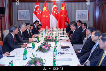 Amburgo, Germania. 6 Luglio, 2017. Il presidente cinese Xi Jinping incontra Singapore con il primo ministro Lee Hsien Loong ad Amburgo, Germania, 6 luglio 2017. Credito: Xie Huanchi/Xinhua/Alamy Live News Foto Stock