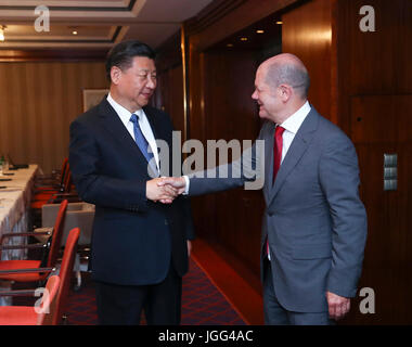 Amburgo, Germania. 6 Luglio, 2017. Il presidente cinese Xi Jinping (L) soddisfa con Amburgo il sindaco di Olaf Scholz ad Amburgo, Germania, 6 luglio 2017. Credito: Xie Huanchi/Xinhua/Alamy Live News Foto Stock