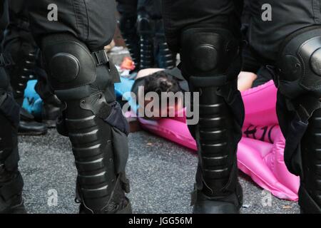 Amburgo, Germania. 6 Luglio, 2017. Un manifestante viene arrestato come la violenza si rompe in corrispondenza di un anti g20 protesta Credito: Conall Kearney/Alamy Live News Foto Stock