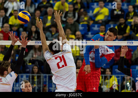 Curitiba, Brasile. 06 Luglio, 2017. Barthélémy Chinenyeze e Marko Podraskanin durante la fase finale del mondo Lega Volley, tra la Francia e la Serbia, svoltasi presso l'Arena da Baixada in Curitiba, PR. Credito: Reinaldo Reginato/FotoArena/Alamy Live News Foto Stock