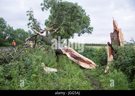 Forti venti e piogge provoca il caos al North Yorkshire borgo rurale. Foto Stock