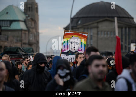 Amburgo, Germania. 6th luglio 2017. GERMANIA, Amburgo, protesta rally 'G-20 BENVENUTA ALL'INFERNO' contro il G-20 vertice nel luglio 2017, protesta contro Vladimir Putin, sul poster è la parola russa per OMICIDIO, Credit: Joerg Boethling/Alamy Live News Foto Stock