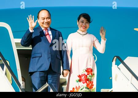 Amburgo, Germania. 06 Luglio, 2017. Primo Ministro vietnamita Nguyen Xuan Phuc, a sinistra e a sua moglie Tran Nguyet gio onda in arrivo per l'inizio del Vertice del G20 incontro all aeroporto di Amburgo il 6 luglio 2017 ad Amburgo, in Germania. Credito: Planetpix/Alamy Live News Foto Stock