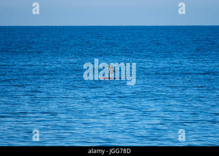 Worthing, Regno Unito. 7 Luglio, 2017. Una tranquilla mattina calda a Worthing, Regno Unito. 07 Luglio, 2017. Un lone paddle boarder. Foto di credito: Julie Edwards/Alamy Live News Foto Stock