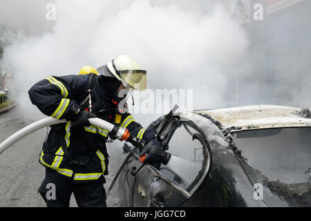 Amburgo, Germania. 7 Luglio, 2017. Altona, tumulti durante G 20 vertice, burning cars, il lavoro dei vigili del fuoco / Credito: Joerg Boethling/Alamy Live News Foto Stock