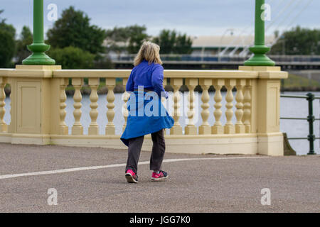 Southport, Merseyside, Regno Unito. Regno Unito Meteo. 7 Luglio, 2017. Fine secco inizio di dayat costa, ma un po' più fredda di quella di fine. Aumentare la copertura nuvolosa è previsto al di sopra del nord-ovest resort nel pomeriggio. Credito; MediaWorldImages/AlamyLiveNews Foto Stock