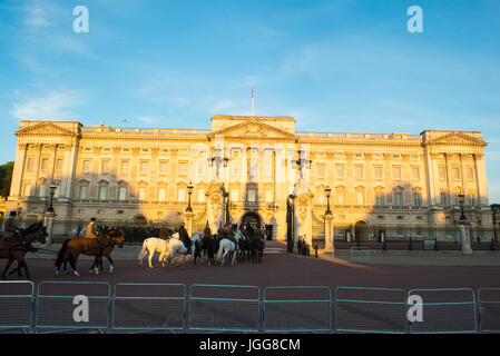 Londra, Regno Unito. 7 Luglio, 2017. La mattina presto per prove dello Stato spagnolo visita. HM la Regina e di S.A.R. il Duca di Edimburgo ospiterà la visita di Stato del re Felipe e Letizia regina di Spagna, a Buckingham Palace da mercoledì 12 a venerdì 14 luglio 2017. Credito: Michael Tubi/Alamy Live News Foto Stock