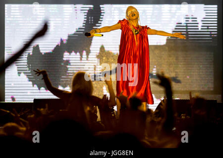 Yolandi Visser, cantante di South African music band Die Antwoord, esegue durante il festival di musica Rock per persone in Hradec Kralove, Repubblica Ceca, dal 4 luglio 2017. (CTK foto/David Tanecek) Foto Stock