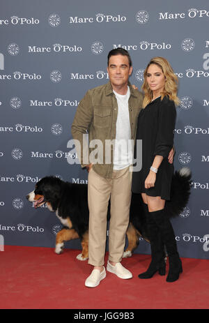 Rosenheim, Germania. 6 Luglio, 2017. British popstar Robbie Williams e sua moglie Ayda Field Williams arriva a un party per celebrare il cinquantesimo compleanno di Marc O'Polo in Rosenheim, Germania, 6 luglio 2017. Foto: Ursula Düren/dpa/Alamy Live News Foto Stock