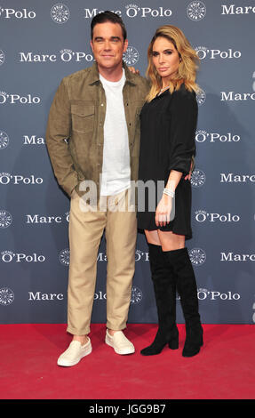 Rosenheim, Germania. 6 Luglio, 2017. British popstar Robbie Williams e sua moglie Ayda Field Williams arriva a un party per celebrare il cinquantesimo compleanno di Marc O'Polo in Rosenheim, Germania, 6 luglio 2017. Foto: Ursula Düren/dpa/Alamy Live News Foto Stock