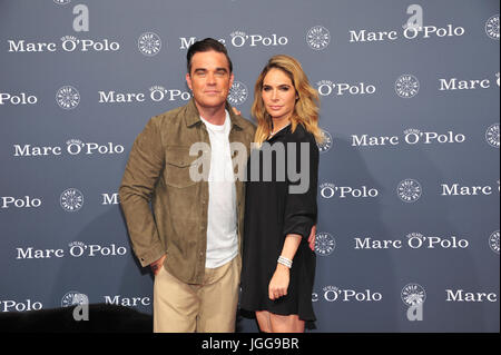 Rosenheim, Germania. 6 Luglio, 2017. British popstar Robbie Williams e sua moglie Ayda Field Williams arriva a un party per celebrare il cinquantesimo compleanno di Marc O'Polo in Rosenheim, Germania, 6 luglio 2017. Foto: Ursula Düren/dpa/Alamy Live News Foto Stock