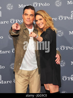 Rosenheim, Germania. 6 Luglio, 2017. British popstar Robbie Williams e sua moglie Ayda Field Williams arriva a un party per celebrare il cinquantesimo compleanno di Marc O'Polo in Rosenheim, Germania, 6 luglio 2017. Foto: Ursula Düren/dpa/Alamy Live News Foto Stock