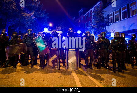 Amburgo, Germania. 6 Luglio, 2017. La polizia di tumulto di blocco di marcia una strada durante le manifestazioni contro il vertice del G20 a Amburgo, Germania, 6 luglio 2017. I capi dei governi del G20 gruppo di paesi si sono riuniti in Amburgo sull'7-8 luglio 2017 Foto: Daniel Bockwoldt/dpa/Alamy Live News Foto Stock