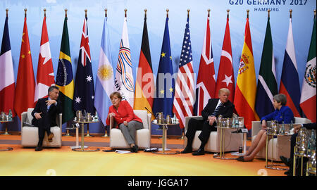 Amburgo, Germania. 7 Luglio, 2017. L-R: presidente argentino Mauricio Macri, il cancelliere tedesco Angela Merkel, il presidente statunitense Donald Trump, e del primo ministro britannico Theresa Maggio durante i colloqui al vertice G20 ad Amburgo, Germania, 7 luglio 2017. I capi dei governi del G20 gruppo di paesi si sono riuniti in Amburgo sull'7-8 luglio 2017. Foto: Bernd von Jutrczenka/dpa/Alamy Live News Foto Stock