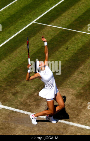 Londra, Regno Unito. 07 Luglio, 2017. Londra, 7 luglio, 2017 - Francia la Caroline Garcia in azione contro Madison Brengle degli Stati Uniti durante il terzo round azione a Wimbledon. Credito: Adam Stoltman/Alamy Live News Foto Stock