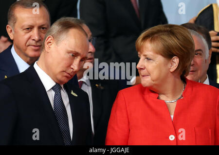 Amburgo, Germania. 7 Luglio, 2017. Il presidente turco Recep Tayyip Erdogan (L), il presidente russo Vladimir Putin (C) e il cancelliere tedesco Angela Merkel a prendere i loro posti per una foto di gruppo del G20 leader in Amburgo, Germania, 7 luglio 2017. Il vertice, una riunione dei governi dei venti maggiori economie del mondo, inizia il 7 luglio e si conclude il 8 luglio. Foto: Christian Charisius/dpa/Alamy Live News Foto Stock