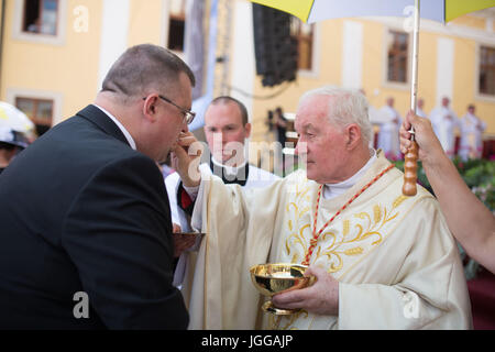 Il Cardinale canadese Marc Ouellet (destra) chiamato per la giustizia e la modalità del suono nella vita sociale e politica, principalmente l'anti-corruzione lotta, in una massa ha detto in occasione del 1154th anniversario dell arrivo dei missionari cristiani Cirillo e Metodio a Velehrad, Repubblica Ceca il 5 luglio 2017. Sul lato sinistro è ex-capo del castello di Praga protocollo Forejt Jindrich. (CTK foto/Josef Omelka) Foto Stock