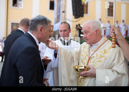 Il Cardinale canadese Marc Ouellet (destra) chiamato per la giustizia e la modalità del suono nella vita sociale e politica, principalmente l'anti-corruzione lotta, in una massa ha detto in occasione del 1154th anniversario dell arrivo dei missionari cristiani Cirillo e Metodio a Velehrad, Repubblica Ceca il 5 luglio 2017. Sul lato sinistro è uomo politico ceco Jiri Cunek. (CTK foto/Josef Omelka) Foto Stock