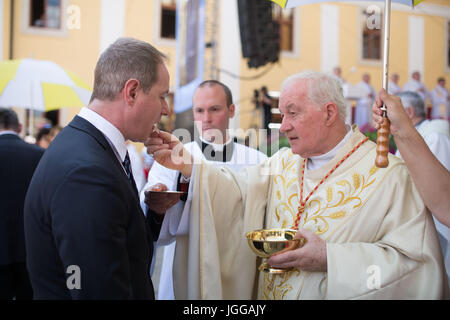 Il Cardinale canadese Marc Ouellet (destra) chiamato per la giustizia e la modalità del suono nella vita sociale e politica, principalmente l'anti-corruzione lotta, in una massa ha detto in occasione del 1154th anniversario dell arrivo dei missionari cristiani Cirillo e Metodio a Velehrad, Repubblica Ceca il 5 luglio 2017. Sul lato sinistro è uomo politico ceco Petr Gazdik. (CTK foto/Josef Omelka) Foto Stock