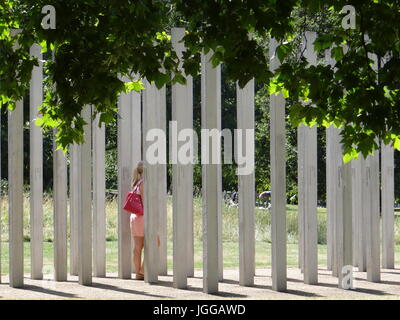 Londra, Regno Unito. Il 7 luglio, 2017. Persone mark dodicesimo anniversario della 7/7 bombardamenti nel 2005 a Londra, UK Credit: Nastia M/Alamy Live News Foto Stock