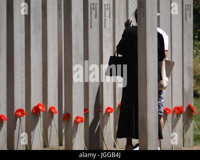 Londra, Regno Unito. Il 7 luglio, 2017. Persone mark dodicesimo anniversario della 7/7 bombardamenti nel 2005 a Londra, UK Credit: Nastia M/Alamy Live News Foto Stock