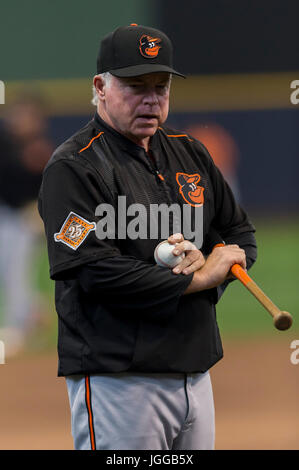 Luglio 05, 2017: Baltimore Baltimore Orioles manager Buck Showalter #26 prima della Major League Baseball gioco tra il Milwaukee Brewers e la Baltimore Orioles a Miller Park di Milwaukee, WI. John Fisher/CSM Foto Stock