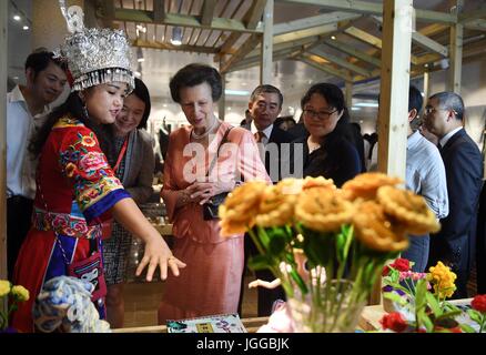 Changsha, provincia cinese di Hunan. 7 Luglio, 2017. British Princess Anne guarda a lavori di artigianato presso un museo di Hunan University di Changsha, centrale provincia cinese di Hunan, Luglio 7, 2017. Credito: Li Ga/Xinhua/Alamy Live News Foto Stock