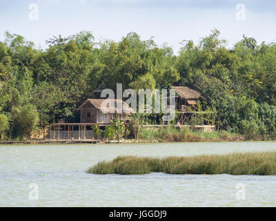Case vietnamita sulle rive di un fiume, Mercato galleggiante e barche, il modo tradizionale di vita cittadina di Hoi An, Vietnam centrale Foto Stock