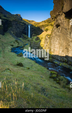 Kvernufoss cascata e il fiume nel canyon nel tardo pomeriggio di luce, Islanda Foto Stock