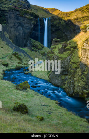 Kvernufoss cascata e il fiume nel canyon nel tardo pomeriggio di luce, Islanda Foto Stock