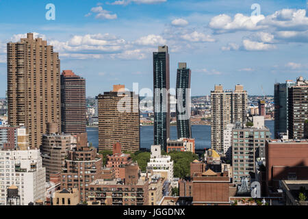 Gli edifici in rame americano sono una coppia di grattacieli residenziali di lusso a New York City, Stati Uniti Foto Stock