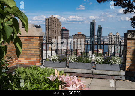 Vista dello skyline di Manhattan dal ponte sul tetto residenziale, New York, Stati Uniti Foto Stock