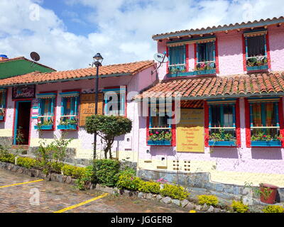 18giugno 2017, DUITAMA, COLOMBIA - Una bella strada di Pueblito Boyacense, ogni strada rappresenta un altro villaggio nel dipartimento colombiano di Foto Stock