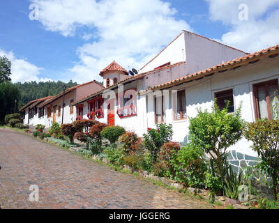 18giugno 2017, DUITAMA, COLOMBIA - Una bella strada di Pueblito Boyacense, ogni strada rappresenta un altro villaggio nel dipartimento colombiano di Foto Stock