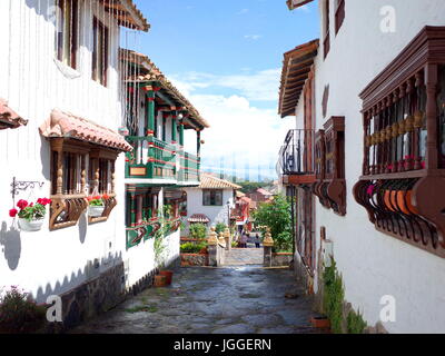 18giugno 2017, DUITAMA, COLOMBIA - Una bella strada di Pueblito Boyacense, ogni strada rappresenta un altro villaggio nel dipartimento colombiano di Foto Stock