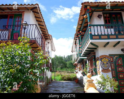 Una bella strada di Pueblito Boyacense, ogni strada rappresenta un altro villaggio nel dipartimento colombiano di Boyaca Foto Stock