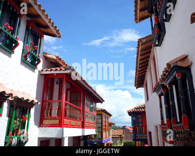 18giugno 2017, DUITAMA, COLOMBIA - Una bella strada di Pueblito Boyacense, ogni strada rappresenta un altro villaggio nel dipartimento colombiano di Foto Stock