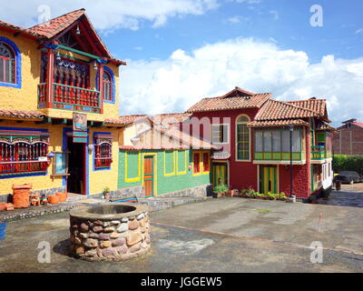 18giugno 2017, DUITAMA, COLOMBIA - Una bella strada di Pueblito Boyacense, ogni strada rappresenta un altro villaggio nel dipartimento colombiano di Foto Stock