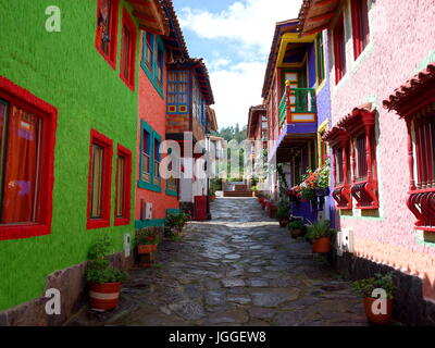 18giugno 2017, DUITAMA, COLOMBIA - Una bella strada di Pueblito Boyacense, ogni strada rappresenta un altro villaggio nel dipartimento colombiano di Foto Stock