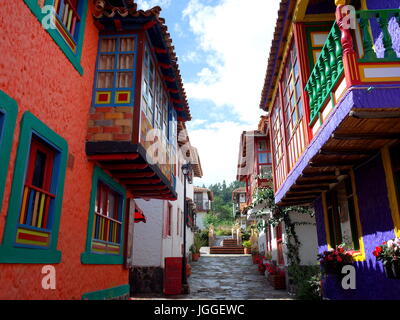 18giugno 2017, DUITAMA, COLOMBIA - Una bella strada di Pueblito Boyacense, ogni strada rappresenta un altro villaggio nel dipartimento colombiano di Foto Stock