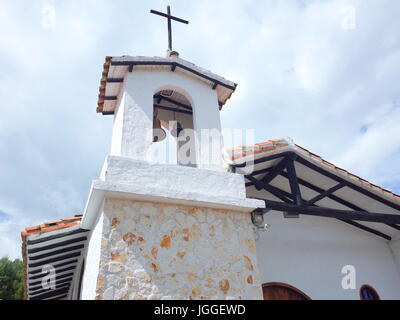 18giugno 2017, DUITAMA, COLOMBIA - La piccola chiesa nel centro di Pueblito Boyacense, Colombia Foto Stock