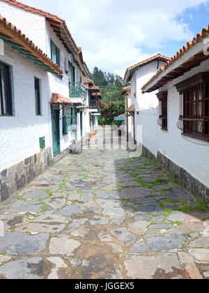 Una bella strada di Pueblito Boyacense, ogni strada rappresenta un altro villaggio nel dipartimento colombiano di Boyaca Foto Stock