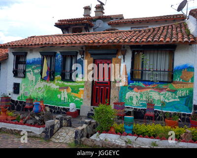 18giugno 2017, DUITAMA, COLOMBIA - Una bella strada di Pueblito Boyacense, ogni strada rappresenta un altro villaggio nel dipartimento colombiano di Foto Stock