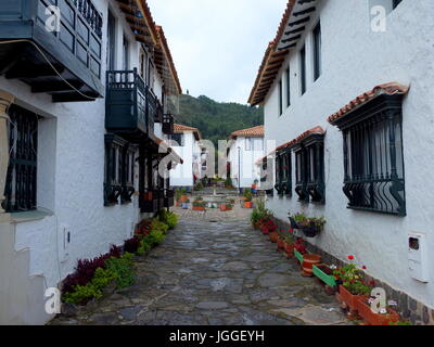 18giugno 2017, DUITAMA, COLOMBIA - Una bella strada di Pueblito Boyacense, ogni strada rappresenta un altro villaggio nel dipartimento colombiano di Foto Stock