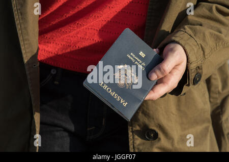 Donna che mantiene il passaporto in mano pronto a viaggiare Foto Stock