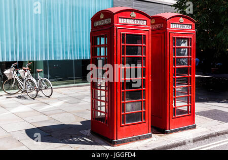 Cabine telefoniche tradizionali e iconiche, Londra, Inghilterra, Regno Unito. Foto Stock