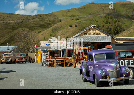 Retrò carrelli di prelievo in corrispondenza di tre insenature Trading Company, Passo Burkes, Mackenzie Country, Canterbury, Isola del Sud, Nuova Zelanda Foto Stock