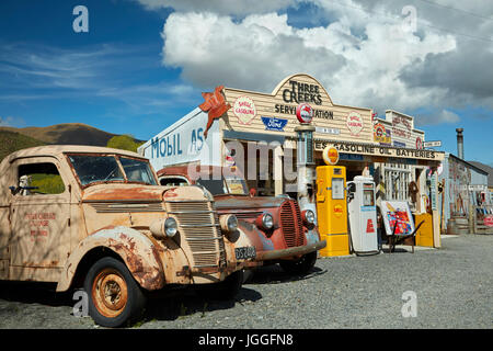 Retrò carrelli di prelievo in corrispondenza di tre insenature Trading Company, Passo Burkes, Mackenzie Country, Canterbury, Isola del Sud, Nuova Zelanda Foto Stock